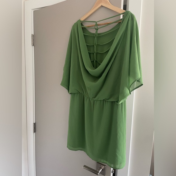 Last April green flowy dress - Picture 3 of 4